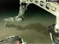マニピュレータによる深海底泥サンプルの採取