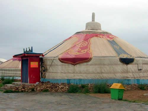 伝統住居のパオ。今じゃ住む人は少なく、このパオもよく見たらドライブインだった。モンゴル国側ではゲルと呼ぶ。