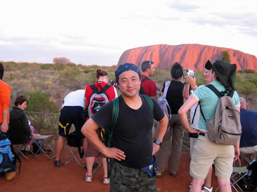 オーストラリアのウルル山(通称エアーズロック)にて。砂漠では、このような巨岩の裏と表ですら相当な寒暖の差が生じる。