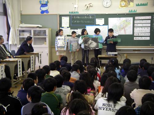 牛久市長に谷津田再生プランを説明する小学生たち