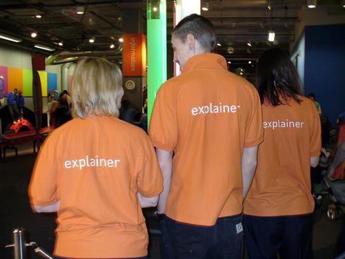 あるExplainer(Science Museumの制服はオレンジ色)は、「高倍率で採用され、厳しいトレーニングを受けている」と自分の仕事に誇りを持っている様子であった。