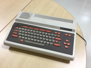 木賀氏がプログラミングの発展の引き合いに出す「パピコンNEC PC - 6001」。氏が小学生時代に使用していたもので現在は研究室に鎮座している