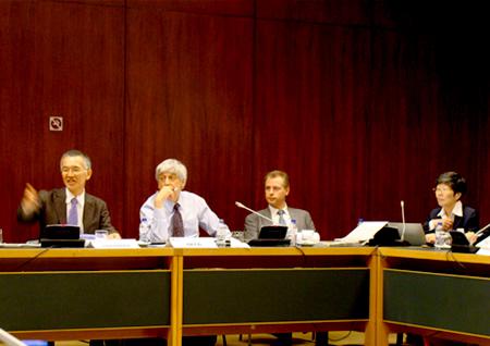 グローバル・サイエンス・フォーラム会合で議長を務める永野 博 氏(左端)