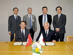 スイス連邦素材研究所(EMPA)の所長Louis Schlapbach教授(右)と姉妹機関の覚書に調印する岸 輝雄理事長(2007年10月29日、物質・材料研究機構で)
(2007年10月29日、物質・材料研究機構で)
(提供：物質・材料研究機構)