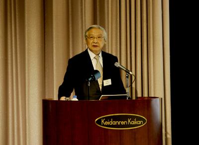 脳科学総合研究センター創立10周年記念シンポジウムで講演する伊藤正男氏(2007年10月24日)
(提供：理化学研究所)