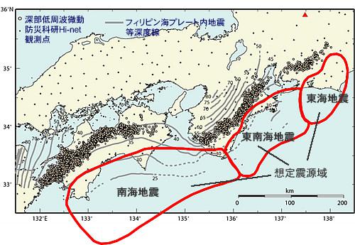 深部低周波微動(ゆっくりすべり)の観測域、巨大地震震源域に沿ってベルト状に延びている