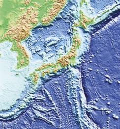 日本列島周辺の海底地形図
日本列島の太平洋岸に沿った南海トラフや、南北に伸びる日本海溝がプレートに沈み込み場所になっていることが分かる
提供：海洋研究開発機構