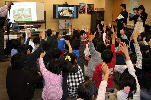 南アフリカの小学生が出すクイズに答える羽沢小の生徒