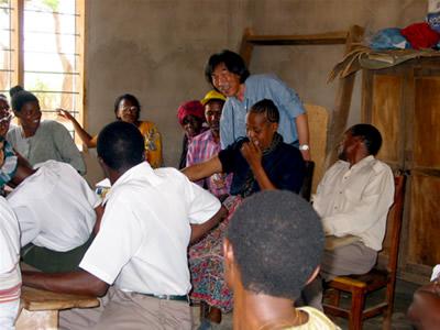 タンザニアの学校で研究に関する保護者の質問に答える嶋田雅曉 氏