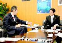 岸田科学技術政策担当相と会談する山中教授