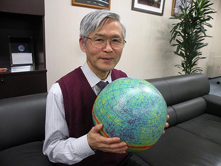 NASAのWMAP衛星が観測した宇宙背景放射の詳細な地図を持つ佐藤勝彦 氏