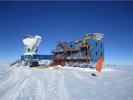南極点のBICEP2望遠鏡(提供：BICEP2)