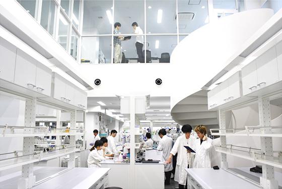 トランスフォーマティブ生命分子研究所の研究スペース。ミックスラボのコンセプトが研究分野や研究グループの壁を取り除く（名古屋大学提供）