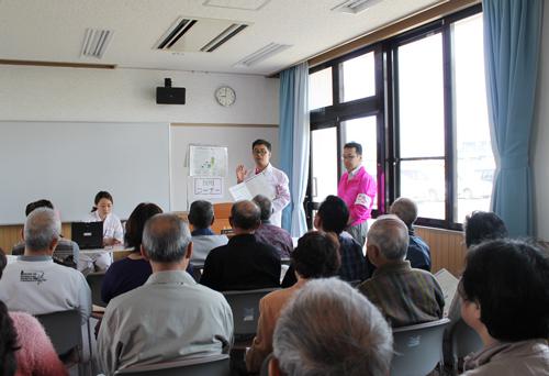 写真2 2013年5月22日、宮城県東松島市大曲市民センターで行われた健康調査(東北大学東北メディカル・メガバンク機構提供)