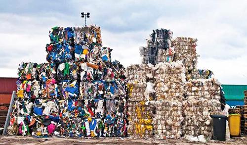 地球環境戦略研究機関(IGES)がまとめた報告書「プラスチックごみ問題の行方：中国輸入規制の影響と今後の見通し」の表紙に使用されたプラスチックごみのカット写真（IGES提供）