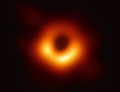 今回、国際チームにより公表された画像。M87銀河の中心にある巨大ブラックホールの影（中央の暗い部分）が見える（提供・国立天文台など国際研究チーム＝EHT Collaboration）