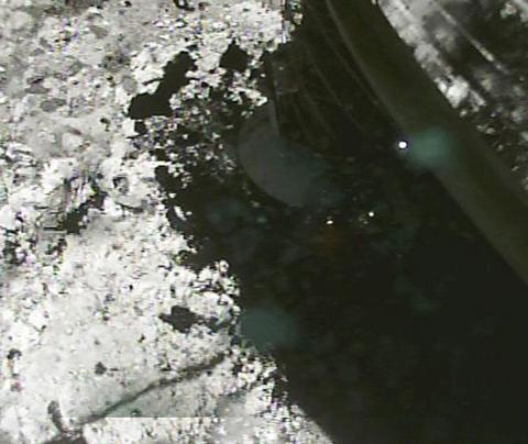 はやぶさ2がりゅうぐう表面に着陸した時（2月22日）直後の画像（JAXA提供）