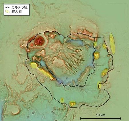 図2 巽さんらの調査で得られた鬼界カルデラの地形図。カルデラは二重になっており、小さな方のカルデラの内側いっぱいに溶岩ドームの盛り上がりが見られる。