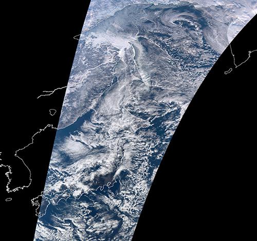 画像 「しきさい」搭載SGLIによる日本列島・オホーツク海周辺のカラー合成画像(JAXA提供)