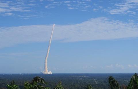 写真 ギアナのクール−宇宙基地から打ち上げられるフランスのアリアン5型ロケットの遠景(2018年7月、JAXA提供、「BepiColombo水星探査計画プロジェクトページ・CGS便り」から)