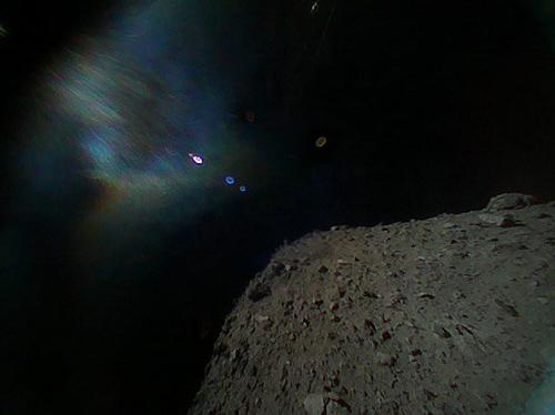 画像1 「はやぶさ2」から分離された直後に「ローバ1B」が撮影した小惑星「りゅうぐう」の表面(右下) (JAXA提供)
