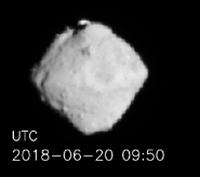画像1 「はやぶさ2」が20日に撮影した小惑星「りゅうぐう」。JAXAは「こま形」と公表した(JAXA・東大など提供)
