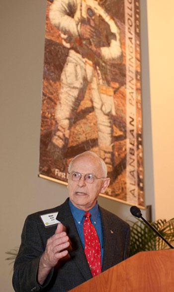 写真1 2009年7月に米航空宇宙博物館(ワシントンDC)で開かれたイベントで講演するビーン氏(NASA提供)