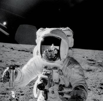 写真4 月面で月表面の土を採取するビーン氏(NASA提供)