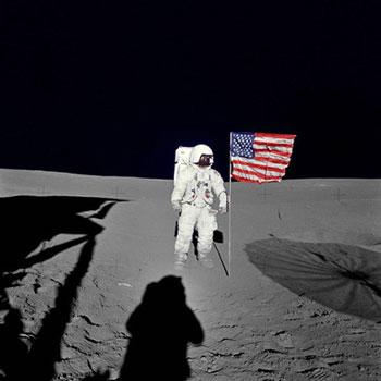 写真5 月面に立ったエドガー・ミッチェル宇宙飛行士(1971年2月5日、NASA提供)