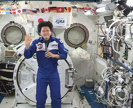 画像2 国際宇宙ステーション・日本実験棟「きぼう」内の金井飛行士(4月26日)(提供・NASA/JAXA)