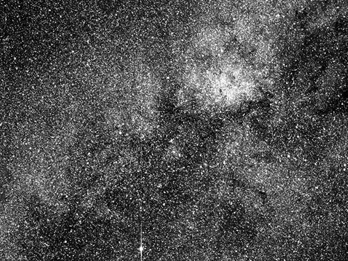 画像1 TESSがとらえた初画像。下部中央のやや左側にケンタウルス座のベータ星が輝いている（Credits: NASA/MIT/TESS）