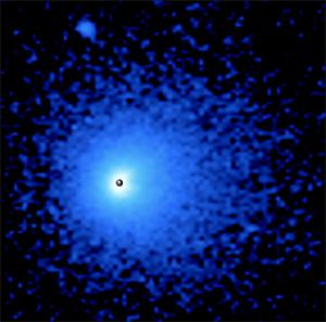 図 特製望遠鏡が撮影した地球の水素コロナ。青い色が、中央やや左下の地球から広がっている水素コロナを表している。この画像の1辺が約60万キロメートル。太陽は左から差しており、太陽の光の圧力で、水素コロナの広がりはすこし右に膨らんでいる。(立教大学提供)