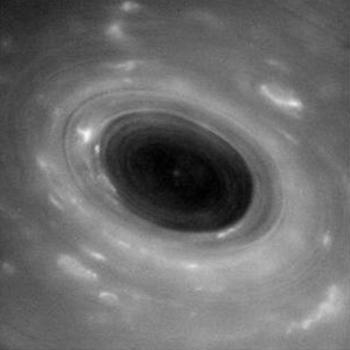 画像2 カッシーニが4月に捉えた土星の渦状の大気(提供・NASA/JPL-Caltech/Space Science Institute)