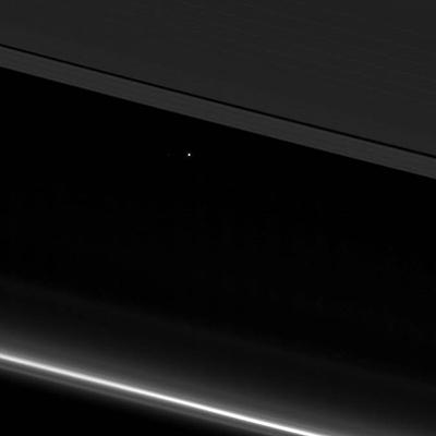 画像4 カッシーニが捉えた遠く離れた地球(中央やや左上部の白い点)(提供・NASA/JPL-Caltech/Space Science Institute)