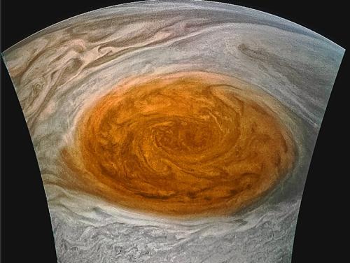 画像2 ジュノーが7月10に撮影した木星の赤い大斑点の接近画像。木星の上空約14,000キロで撮影。ジュノーのデータに他の研究者のデータも加味して修正したもの(提供・NASA/JPL-Caltech/SwRI/MSSS/Jason Major)