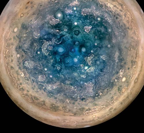画像1 米探査機ジュノーが昨年7月に木星到達後に南極上空5,2000キロで捉えた画像。直径が1,000キロにも及ぶサイクロンの渦が多数見える(提供・NASA/JPL-Caltech/SwRI/MSSS/Betsy Asher Hall/Gervasio Robles)