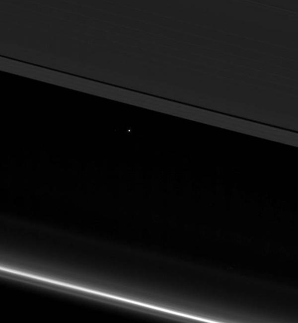 画像3 カッシーニが捉えた遠く離れた地球(中央やや左上部の白い点)(提供・NASA/JPL-Caltech/Space Science Institute)