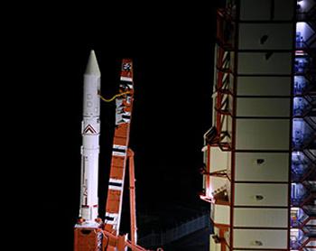 写真1 鹿児島県肝付町の内之浦宇宙空間観測所で打ち上げを待つイプシロンロケット2号機(JAXA撮影・提供)