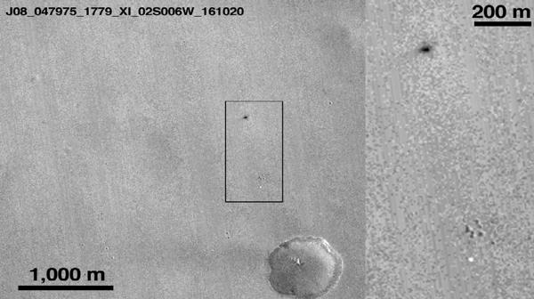 写真 NASAが公開したスキャパレリの激突跡とみられる火星表面の痕跡。右側拡大写真の左上方の黒い染みが痕跡 (NASA提供)