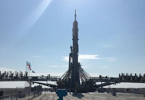 写真1 バイコヌール宇宙基地の射点で打ち上げを待つソユーズ宇宙船。日本時間4日にロケット組立棟から射点に移動した(JAXA提供)