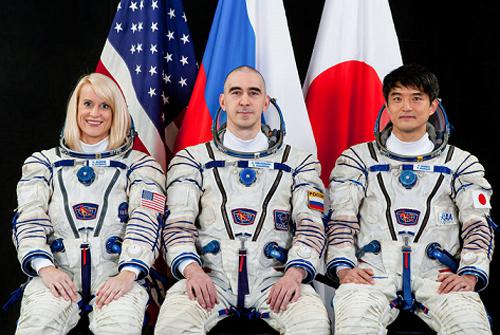 写真3 ソユーズ宇宙船に搭乗する3人の宇宙飛行士。左から米国(NASA)のキャスリーン・ルビンズ飛行士、ロシアのアナトリー・イヴァニシン飛行士、日本(JAXA)の大西卓哉飛行士 (NASA提供)
