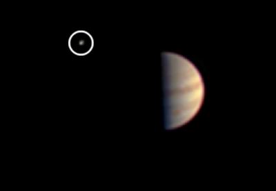 写真3 木星探査機ジュノー搭載カメラが初めて撮影した木星 。撮影したのは6月29日で、この時点でジュノーは木星から530万キロ離れていた。左上に見える白褐色の小さな天体は木星の衛星イオ(提供 NASA/JPL-Caltech/SwRI/MSSS)