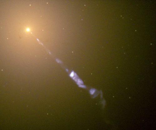 米航空宇宙局(NASA)のハッブル宇宙望遠鏡が1998年に撮影したM87銀河から噴出するジェット。撮影時には噴出するジェットの速さなど詳細は不明だった(J. A. Biretta/Hubble Heritage Team/NASA提供)