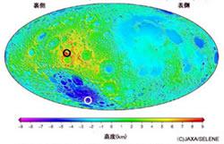 「かぐや」搭載レーザ高度計によって得られた月の地形図＝ハンメル等積投影図法。黒丸は最高地点、白丸は最低地点 。
処理・解析：国立天文台
(提供：宇宙航空研究開発機構) 