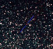 スピッツアー宇宙望遠鏡が観測したちょうこくしつ座楕円矮小銀河にある漸近赤色巨星=中央の赤い点  (提供：国立天文台) 