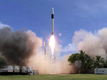 マーシャル諸島オメレク島から打ち上げられたファルコン1ロケット  (提供：スペースX社) 