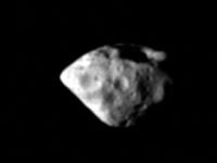 探査機「ロゼッタ」がとらえた小惑星「スタインズ」