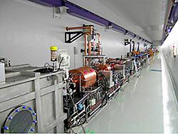  高強度で安定した極紫外光発信に成功したX線自由電子レーザー試験加速器  (提供：理化学研究所) 