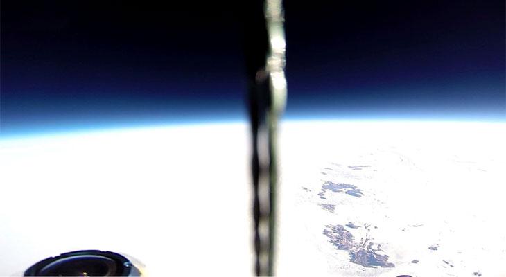 高度23kmでフェニックスS1号機の機上から撮影された映像。中央やや右が宗谷海岸の露岩域．左側が南極大陸。