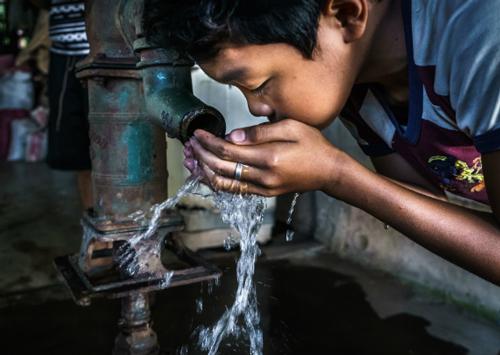 写真 不衛生な水による下痢は5歳未満の子どもの主要死因の1つ (提供・WHO/Y.SHIMIZU)